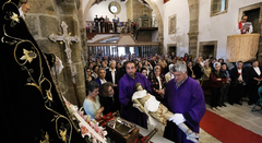 Momento do Desencravo recuperado en 2015, coa talla articulada de Cristo ante os fieis reunidos no interior do santuario.