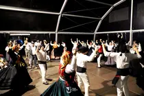 Integrantes de las comunidades portuguesas en Francia y Canad&aacute; interpretan danzas tradicionales ante el p&uacute;blico congregado en la Pra&ccedil;a da Rep&uacute;blica.