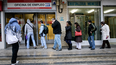 Personas aguardan ante una oficina de empleo en Madrid. La incorporaci&oacute;n de trabajadores extranjeros ayuda a cubrir vacantes, pero plantea a las empresas el desaf&iacute;o de facilitar su integraci&oacute;n y permanencia.