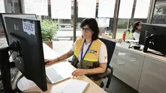 Raquel Carreira, ingeniera t&eacute;cnica forestal de la Xunta, en el Centro de Coordinaci&oacute;n de la Respuesta a Emergencias de la Uni&oacute;n Europea, en Bruselas.