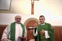 Francisco Javier Alonso Gonz&aacute;lez (izquierda) y Jos&eacute; Alberto Montes Rajoy, nuevos responsables de la atenci&oacute;n pastoral de Santo Tom&eacute; de Freixeiro, en Vigo.