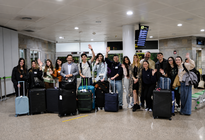 Antonio Rodr&iacute;guez Miranda recibe en el aeropuerto de Alvedro a los j&oacute;venes gallegos del exterior que participar&aacute;n en el programa de voluntariado cultural en el Castro de Viladonga.