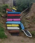 A cor irrompe entre a pedra e a vexetaci&oacute;n de Forx&aacute;n nunha das intervenci&oacute;ns de Xulio Fontes, que transforma elementos humildes do territorio en soportes para a creaci&oacute;n contempor&aacute;nea.