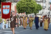 El desfile de la Festa da Istoria recorre las calles de Ribadavia entre vecinos y visitantes, con los participantes ataviados con indumentaria de inspiraci&oacute;n medieval.