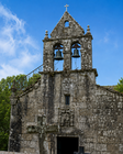 A igrexa que tomou o relevo. A actual igrexa parroquial de Santo Estevo, situada na Costa, converteuse no s&eacute;culo XVIII no novo centro relixioso de Castel&aacute;ns tras o traslado da parroquia desde o seu antigo emprazamento.
