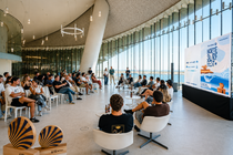 Representantes institucionais, organizaci&oacute;n e deportistas durante a presentaci&oacute;n da terceira edici&oacute;n do Xacobeo Norte Surf Fest, que incorpora por primeira vez unha proba da World Surf League.