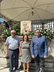 Carlos Hermelo, homenajeado en la primera edici&oacute;n del Homenaje a la Gente del Mar de Cangas, junto a la alcaldesa de Cangas y el presidente de la Cofrad&iacute;a de la Misericordia-Gremio de Mareantes, ante la imagen de la Virgen del Carmen.
