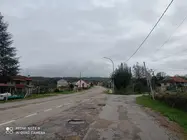 Unha estrada nacional atravesando directamente un n&uacute;cleo habitado, sen unha separaci&oacute;n clara entre o espazo viario e o veci&ntilde;al.