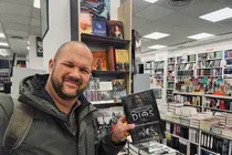 V&iacute;ctor Hugo P&eacute;rez Gallo, escritor y profesor de escritura creativa, con un ejemplar de su &uacute;ltima novela, "Confabulados con Dios", publicada por Edhasa.