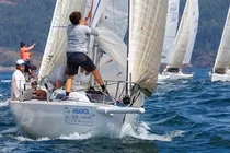 El Gaifar IV, patroneado por Yago Osuna, se situ&oacute; al frente de la clasificaci&oacute;n de J80 tras imponerse en la &uacute;nica manga disputada este s&aacute;bado. LALO R. VILLAR