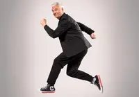 Carles Sans afronta con humor e a s&uacute;a caracter&iacute;stica expresividade corporal a posibilidade de cambiar definitivamente os escenarios por unha vida m&aacute;is tranquila.