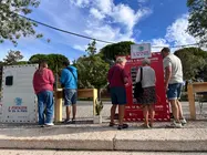 Vecinos y visitantes se acercan a "A Postaler&iacute;a da V&iacute;a da Prata" en Monterrei para escoger las im&aacute;genes que convertir&aacute;n en mensajes con destino a distintos lugares de Espa&ntilde;a y del mundo.