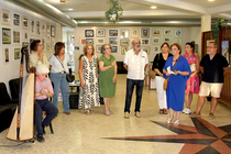 Foto de familia de los integrantes del Grupo LUCET durante la apertura de "Galicia en Luz y Color", una exposici&oacute;n colectiva que re&uacute;ne diferentes t&eacute;cnicas y miradas art&iacute;sticas sobre el paisaje, las ciudades y las gentes de Galicia.
