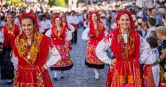 El Cortejo Etnogr&aacute;fico llenar&aacute; este s&aacute;bado las calles de Ponte de Lima de color, m&uacute;sica y tradici&oacute;n, en una de las grandes citas de unas Feiras Novas que celebran 200 a&ntilde;os de historia.