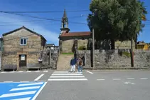 Entorno de la iglesia de Sangui&ntilde;eda, en Mos, donde se ejecutar&aacute; el proyecto de humanizaci&oacute;n que recuperar&aacute; espacios para el peat&oacute;n y mejorar&aacute; la accesibilidad y la seguridad vial.