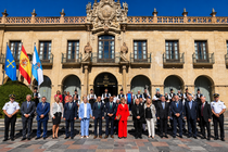 Foto de familia de los participantes en los actos del 31 aniversario de la asociaci&oacute;n D&iacute;a de Galicia en Asturias, celebrados en Oviedo.