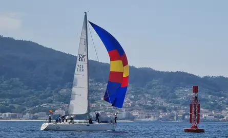 El 'Aldán'  pasando la baliza de Morrazán.