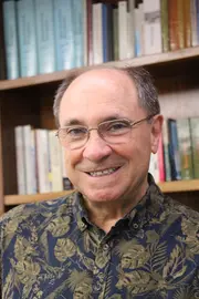 Carmelo Guill&eacute;n Acosta, poeta y director del Premio Adon&aacute;is, en Lisboa.