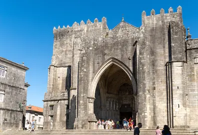 Fachada principal de la Catedral de Tui, una de las joyas del románico y gótico gallego, que celebrará el 800 aniversario de su consagración a partir del 30 de noviembre de 2025.
