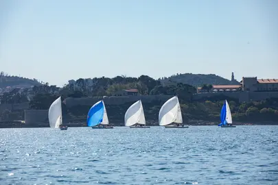 La Virgen de la Roca y el Parador de Baiona, telón de fondo de la competición -  YANKA SOTO.