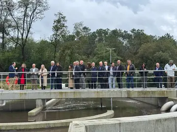 La alcaldesa Nava Castro, junto a miembros del gobierno local y representantes de las administraciones, durante la inauguración de la nueva depuradora de A Moscadeira.