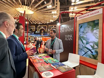 El presidente de la Deputación de Pontevedra, Luis López, junto al equipo de Turismo Rías Baixas, durante su participación en la World Travel Market de Londres, uno de los principales escaparates internacionales del sector turístico.