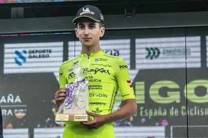 El salmantino Miguel Domínguez, una de las revelaciones del Vigo-Rías Baixas en 2025, continuará en el equipo tras conquistar la Montaña en la Vuelta a la Comunidad de Madrid y rozar el triunfo en la Vuelta a Castilla-La Mancha.