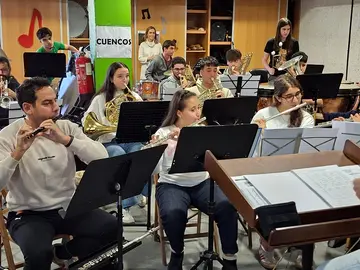 La pasión por la música une a los talentos en cada ensayo, preparando las próximas melodías que llenarán de vida nuestros barrios. Un compromiso con la cultura y la tradición.