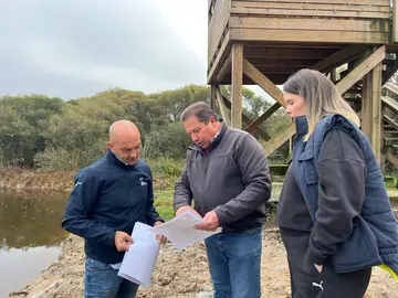 El alcalde de O Porriño, Alejandro Lorenzo, supervisa los avances en la restauración ecológica de las Gándaras de Budiño, un proyecto de 800.000 euros para proteger el sapoconcho europeo y restaurar los humedales.