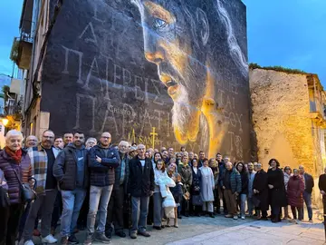 Vecinos de Viveiro y representantes de las distintas Cofrad&iacute;as ante el mural dedicado a la Semana Santa en el casco hist&oacute;rico. ARCHIVO.