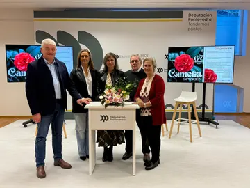 As autoridades locais e provinciais durante a presentación da nova edición da Exposición da Camelia, celebrada na sede da Deputación de Pontevedra en Vigo.