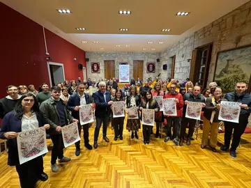 A alcaldesa Nava Castro e o tenente de alcaldesa Juan Carlos Glez Carrera presentan o cartel do Corpus Christi 2026, obra da ponteareá Estela Martínez Pérez.