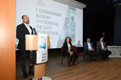 El director de Turismo de Galicia, Xosé Merelles, durante la inauguración del I Congreso sobre Viviendas de Uso Turístico en Sanxenxo, acompañado por representantes de la Asociación de Viviendas Turísticas de Galicia (AVITURGA).