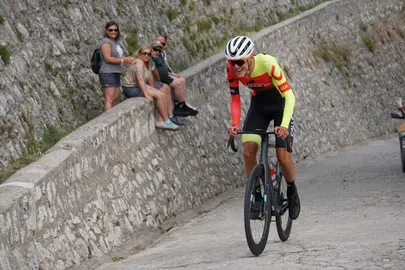 El joven escalador Pablo Polo, en plena acción, afrontando el reto de su primera temporada como sub-23.