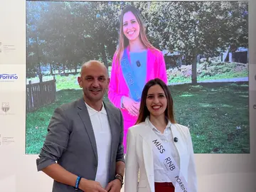 Beatriz Quintela recibe el apoyo institucional del alcalde de O Porriño, Alejandro Lorenzo, antes de participar en el certamen RNB España.