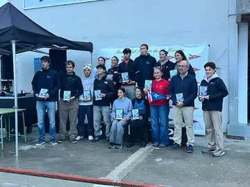 Los regatistas galardonados posan junto a sus trofeos al término del Trofeo Grillete organizado por el Real Club Náutico de La Coruña.