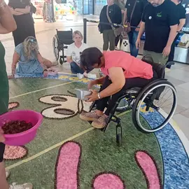Participantes elaborando una alfombra inclusiva, mostrando cómo el Corpus de Ponteareas integra a personas con diferentes capacidades en la tradición.