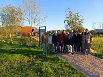 Representantes municipales, veciñanza y colaboradores del proyecto durante la visita inaugural al nuevo observatorio de aves accesible de O Rosal, situado en el entorno natural de San Miguel de Tabagón.