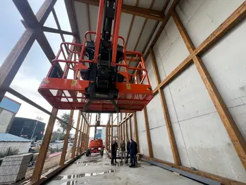 El alcalde Alejandro Lorenzo y el director de Xera, Alfredo Fernández, durante su visita a las nuevas instalaciones de Sumelga en el polígono da Granxa.