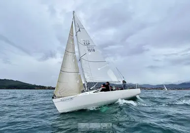 El Okofen, de Javier de la Gándara, mantiene el liderato de la Liga de Otoño J80 tras una cuarta jornada sin pruebas por falta de viento estable.