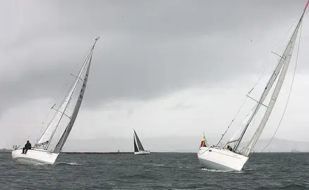 Los veleros afrontan la cuarta prueba de la Liga de Otoño Cíes–Rande bajo chubascos intensos en la Ría de Vigo.