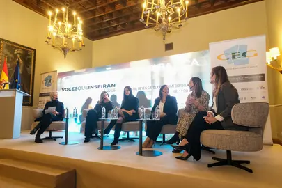 Un momento da mesa redonda celebrada no foro “Voces que inspiran”, organizado pola CEG e Abanca, no que se abordaron os retos empresariais de 2026 en materia de innovación, liderado feminino e competitividade.