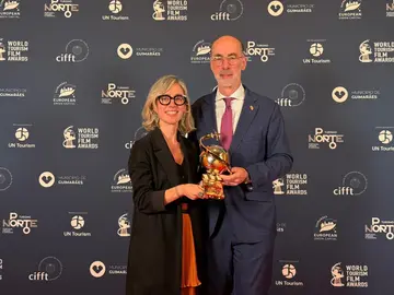 O deputado de Turismo, Jesús Vázquez Almuíña, xunto ao equipo recoñecido nos World Tourism Film Awards durante a gala celebrada no Teatro Jordão de Guimarães.