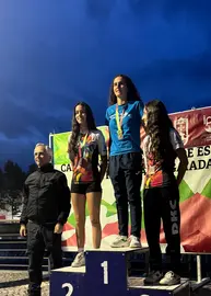 Las medallistas del Campeonato Nacional de Slalom de Esperanzas en la categoría cadete femenino posan sobre el podio, con las deportistas de la DKC entre las premiadas.