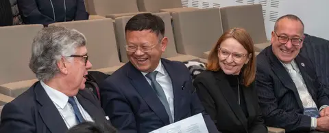 Representantes institucionales y académicos conversan antes del inicio del Foro, entre ellos Xun Qu, ministro consejero de la Embajada de China en España; Antonio López, rector de la USC; y Carmen Cotelo, directora de la Axencia Galega de Innovación.