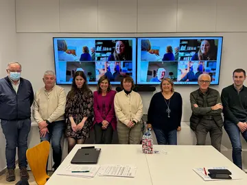 O xurado dos Premios Menina Sarmiento, integrado por Teresa Novoa, Jorge Cebreiros, Blanca Represas, Álvaro Pino, Ana Besada e Celso Álvarez, durante a sesión de valoración das candidaturas.