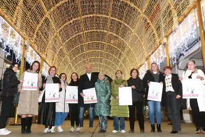 O alcalde Alejandro Lorenzo e integrantes de Acipor posan cos carteis da campaña de Nadal que impulsa o comercio local do Porriño.