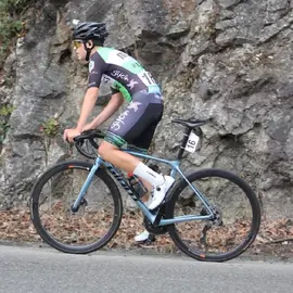 Un ciclista de la estructura asturiana compitiendo en ruta, mostrando regularidad y esfuerzo en carrera.