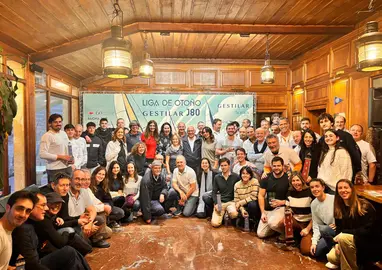 Foto de familia de las tripulaciones participantes en la Liga de Oto&ntilde;o Gestilar J80, tras la entrega de premios celebrada en el Monte Real Club de Yates.   MARIA SANTORO.