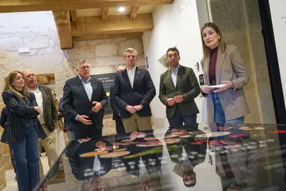 El presidente de la Deputación de Pontevedra, Luis López, y el presidente de la Xunta de Galicia, Alfonso Rueda, durante la visita inaugural al nuevo centro de la cultura gastronómica del Pazo de Quintáns, en Sanxenxo.